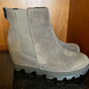 Girls Sorel Wedge Boot size 1, worn only a couple of times  gray